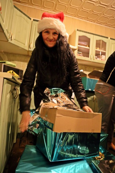 Uczniowie Gimnazjum nr 2 w roli świętych mikołajów. Obdarowali chorego Marcinka [ZOBACZ ZDJĘCIA]