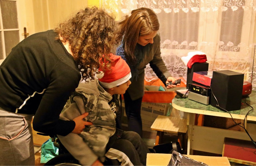 Uczniowie Gimnazjum nr 2 w roli świętych mikołajów. Obdarowali chorego Marcinka [ZOBACZ ZDJĘCIA]