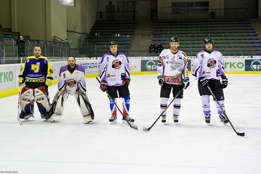 WOŚP 2017. Hokejowe emocje wróciły na sanocki lód. Koguty oskubały Niedźwiedzie [ZOBACZ ZDJĘCIA]