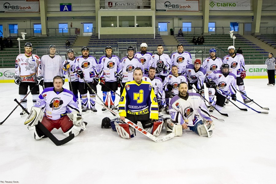 WOŚP 2017. Hokejowe emocje wróciły na sanocki lód. Koguty oskubały Niedźwiedzie [ZOBACZ ZDJĘCIA]