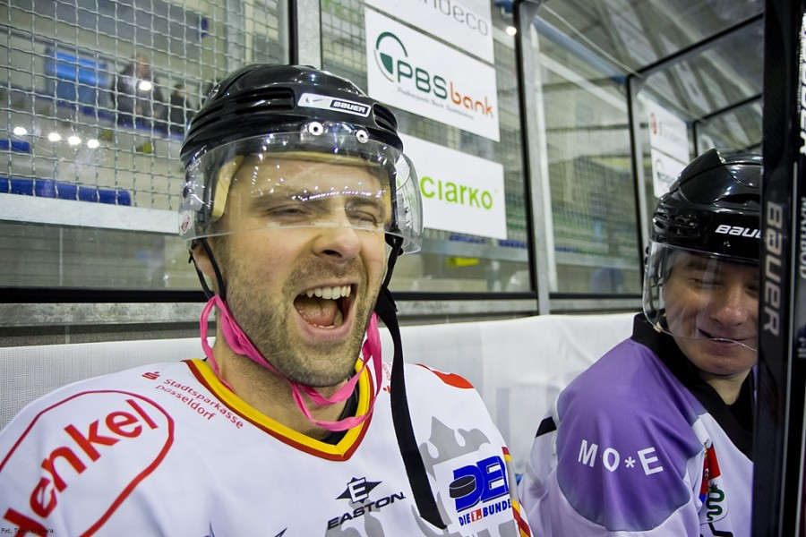 WOŚP 2017. Hokejowe emocje wróciły na sanocki lód. Koguty oskubały Niedźwiedzie [ZOBACZ ZDJĘCIA]