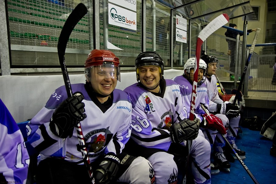 WOŚP 2017. Hokejowe emocje wróciły na sanocki lód. Koguty oskubały Niedźwiedzie [ZOBACZ ZDJĘCIA]