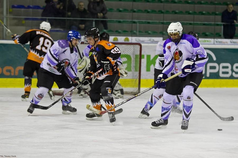 WOŚP 2017. Hokejowe emocje wróciły na sanocki lód. Koguty oskubały Niedźwiedzie [ZOBACZ ZDJĘCIA]