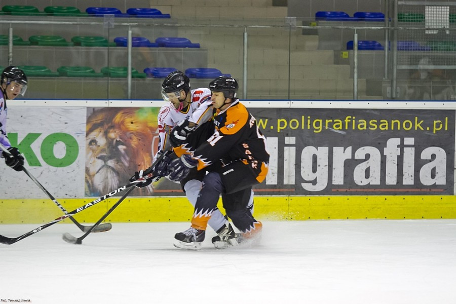WOŚP 2017. Hokejowe emocje wróciły na sanocki lód. Koguty oskubały Niedźwiedzie [ZOBACZ ZDJĘCIA]