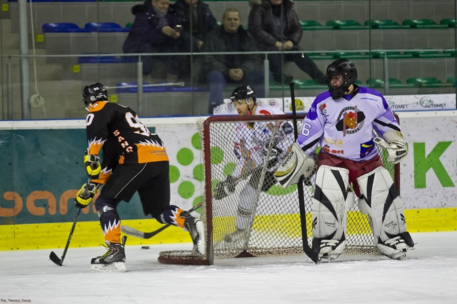 WOŚP 2017. Hokejowe emocje wróciły na sanocki lód. Koguty oskubały Niedźwiedzie [ZOBACZ ZDJĘCIA]