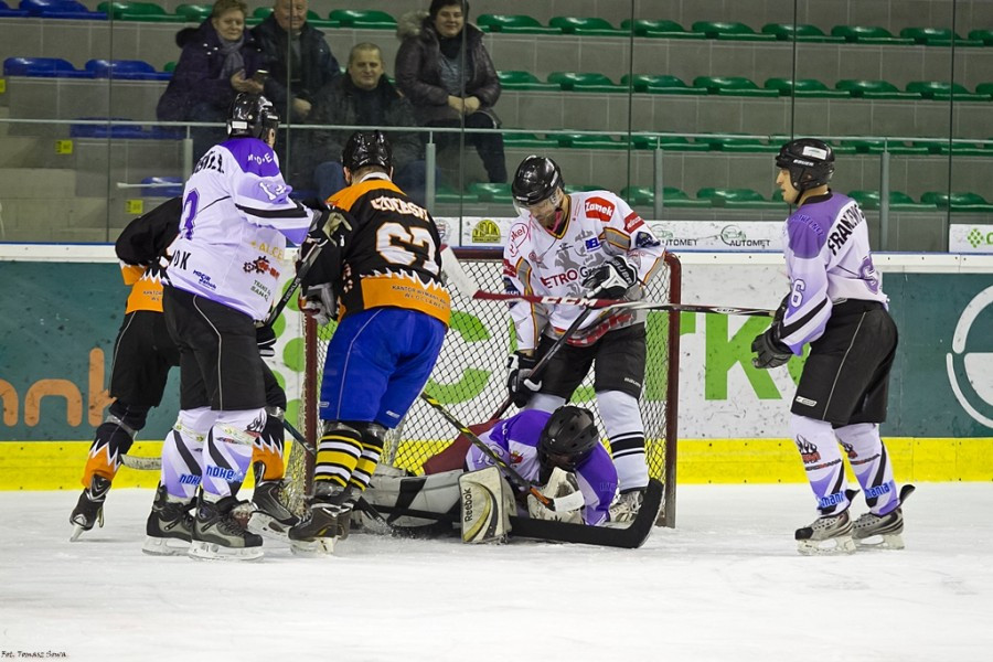 WOŚP 2017. Hokejowe emocje wróciły na sanocki lód. Koguty oskubały Niedźwiedzie [ZOBACZ ZDJĘCIA]