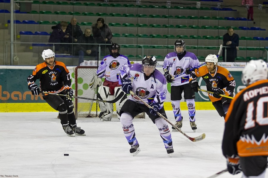 WOŚP 2017. Hokejowe emocje wróciły na sanocki lód. Koguty oskubały Niedźwiedzie [ZOBACZ ZDJĘCIA]