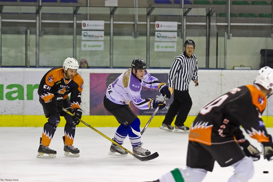 WOŚP 2017. Hokejowe emocje wróciły na sanocki lód. Koguty oskubały Niedźwiedzie [ZOBACZ ZDJĘCIA]