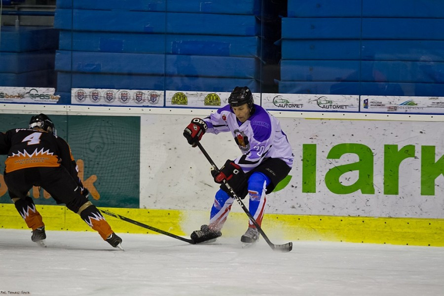 WOŚP 2017. Hokejowe emocje wróciły na sanocki lód. Koguty oskubały Niedźwiedzie [ZOBACZ ZDJĘCIA]