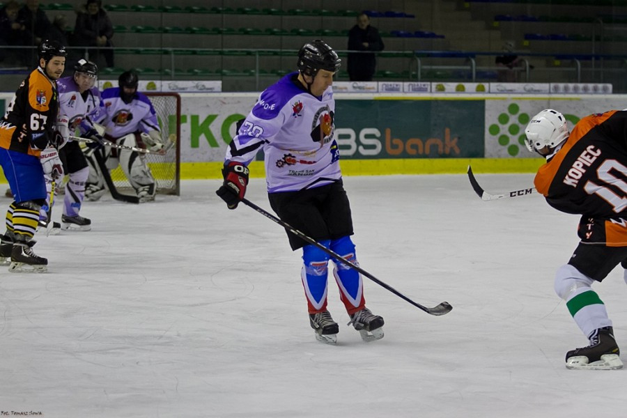 WOŚP 2017. Hokejowe emocje wróciły na sanocki lód. Koguty oskubały Niedźwiedzie [ZOBACZ ZDJĘCIA]