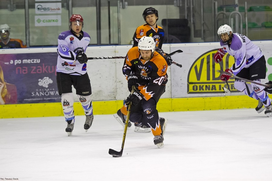 WOŚP 2017. Hokejowe emocje wróciły na sanocki lód. Koguty oskubały Niedźwiedzie [ZOBACZ ZDJĘCIA]