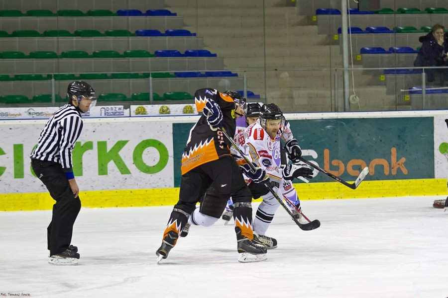 WOŚP 2017. Hokejowe emocje wróciły na sanocki lód. Koguty oskubały Niedźwiedzie [ZOBACZ ZDJĘCIA]