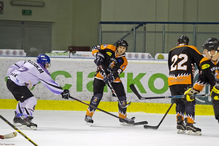 WOŚP 2017. Hokejowe emocje wróciły na sanocki lód. Koguty oskubały Niedźwiedzie [ZOBACZ ZDJĘCIA]