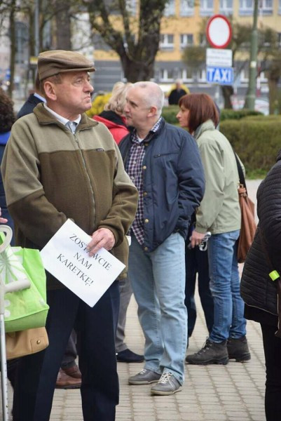 Nie chcą oddać karetek