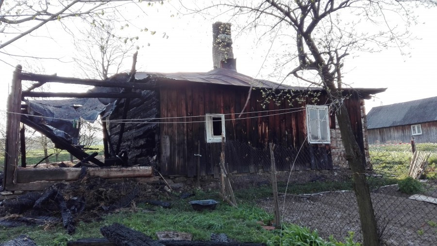 Spłonął dom w Prusieku. Starsze małżeństwo straciło dach nad głową