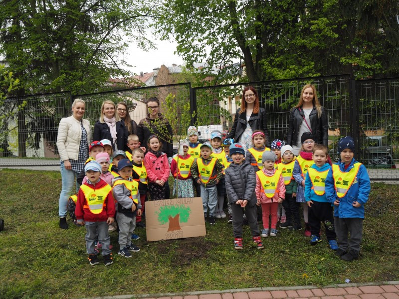 Przedszkolaki sadzą drzewa