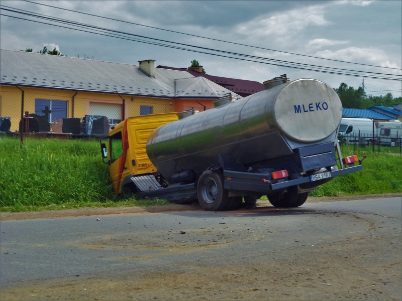 Czołówka na Okulickiego. Ciężko rany mężczyzna [FOTORELACJA]
