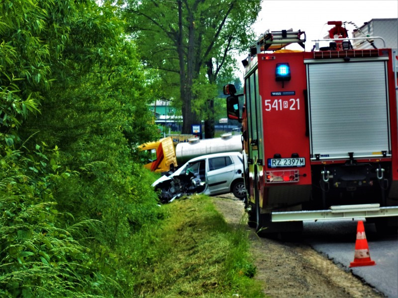 Czołówka na Okulickiego. Ciężko rany mężczyzna [FOTORELACJA]