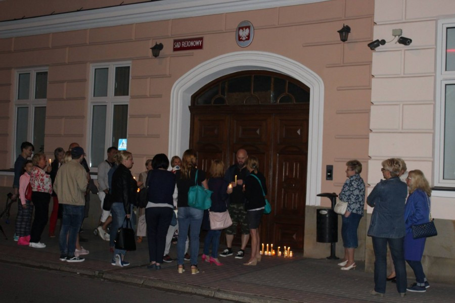 Świece pod sądem. Sanok dołączył do ogólnopolskiej akcji 