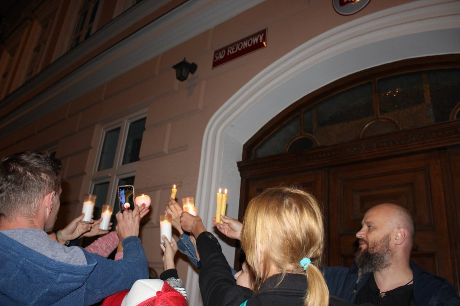 Świece pod sądem. Sanok dołączył do ogólnopolskiej akcji 