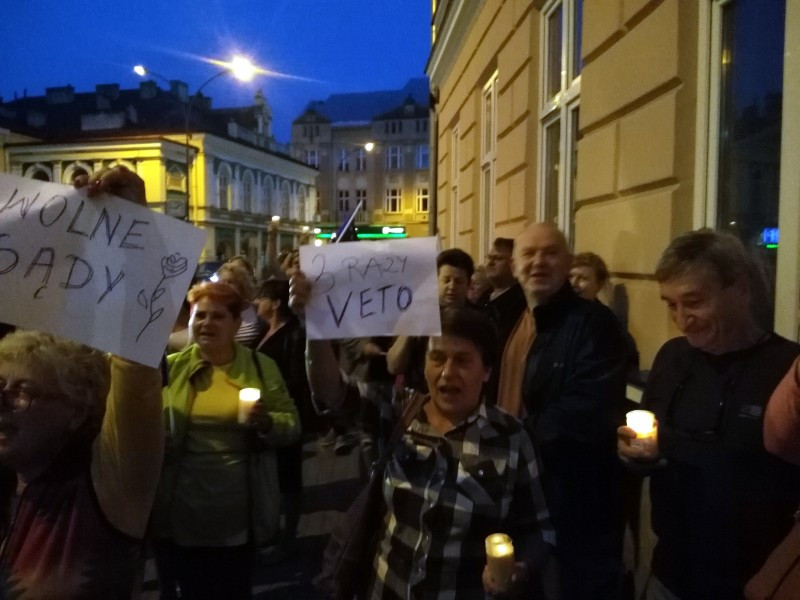 Tłum w obronie sądów w Sanoku [ZDJĘCIA]