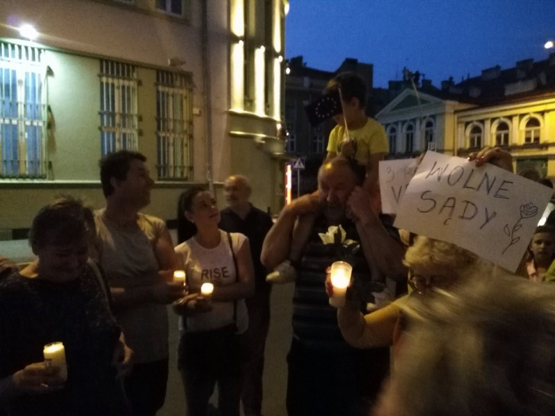 Tłum w obronie sądów w Sanoku [ZDJĘCIA]