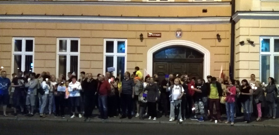 Tłum w obronie sądów w Sanoku [ZDJĘCIA]