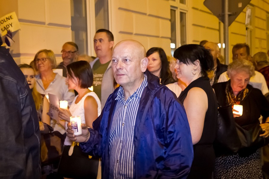 Incydent przed sądem w Sanoku. W protestujących poleciały jajka [FOTORELACJA, WIDEO]