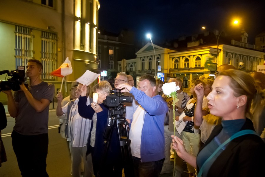 Incydent przed sądem w Sanoku. W protestujących poleciały jajka [FOTORELACJA, WIDEO]
