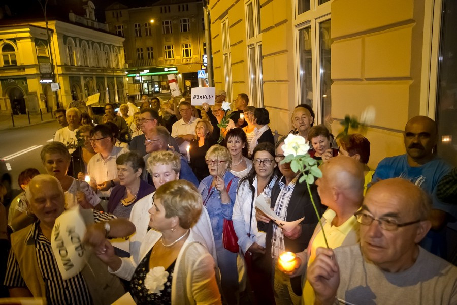 Incydent przed sądem w Sanoku. W protestujących poleciały jajka [FOTORELACJA, WIDEO]