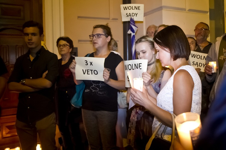Incydent przed sądem w Sanoku. W protestujących poleciały jajka [FOTORELACJA, WIDEO]