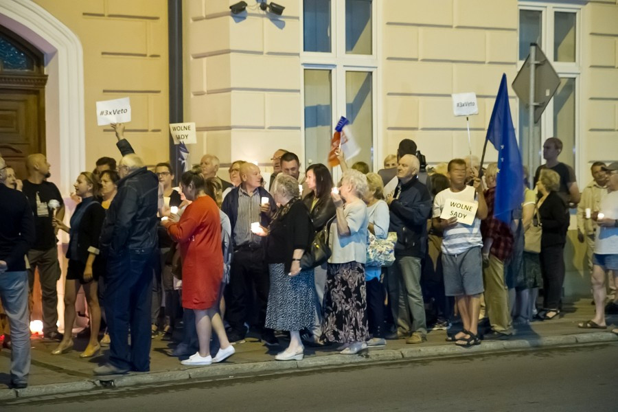 Incydent przed sądem w Sanoku. W protestujących poleciały jajka [FOTORELACJA, WIDEO]