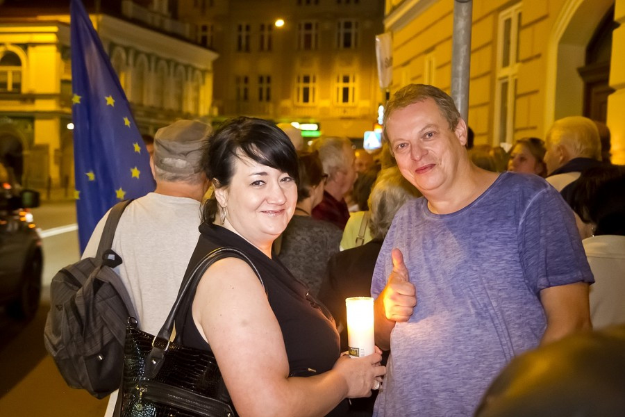 Incydent przed sądem w Sanoku. W protestujących poleciały jajka [FOTORELACJA, WIDEO]