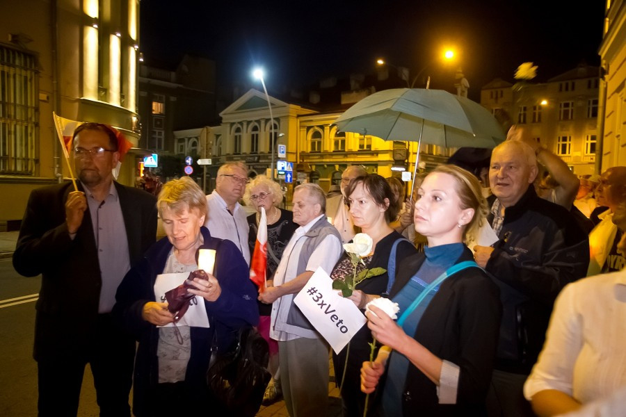 Incydent przed sądem w Sanoku. W protestujących poleciały jajka [FOTORELACJA, WIDEO]