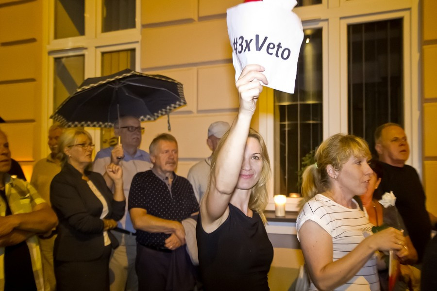 Incydent przed sądem w Sanoku. W protestujących poleciały jajka [FOTORELACJA, WIDEO]