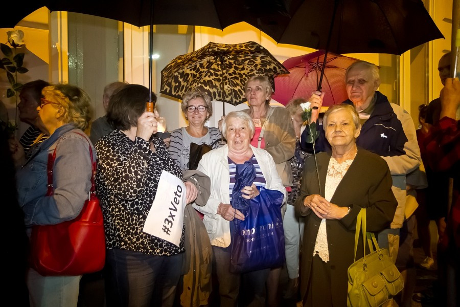 Incydent przed sądem w Sanoku. W protestujących poleciały jajka [FOTORELACJA, WIDEO]