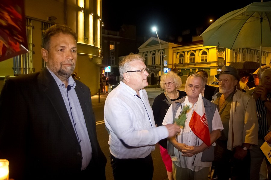 Incydent przed sądem w Sanoku. W protestujących poleciały jajka [FOTORELACJA, WIDEO]