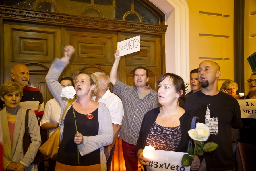Incydent przed sądem w Sanoku. W protestujących poleciały jajka [FOTORELACJA, WIDEO]
