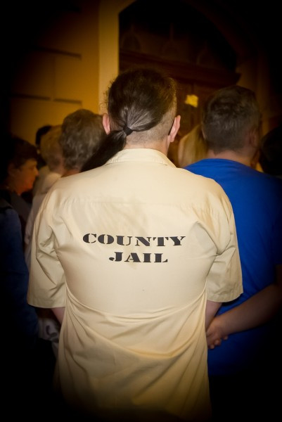 Incydent przed sądem w Sanoku. W protestujących poleciały jajka [FOTORELACJA, WIDEO]