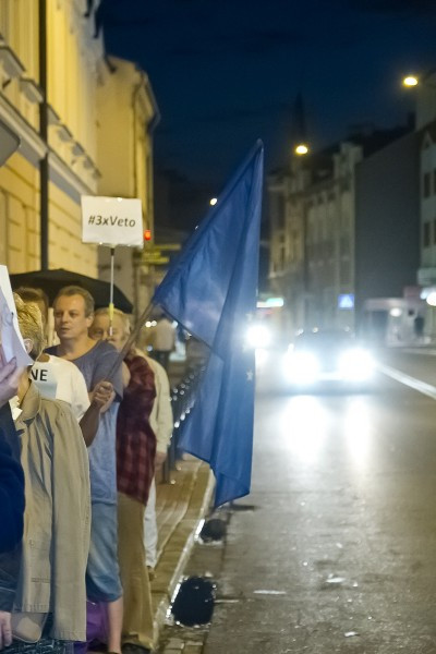 Incydent przed sądem w Sanoku. W protestujących poleciały jajka [FOTORELACJA, WIDEO]