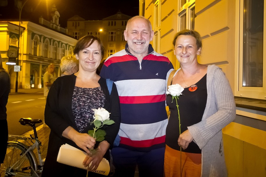 Incydent przed sądem w Sanoku. W protestujących poleciały jajka [FOTORELACJA, WIDEO]