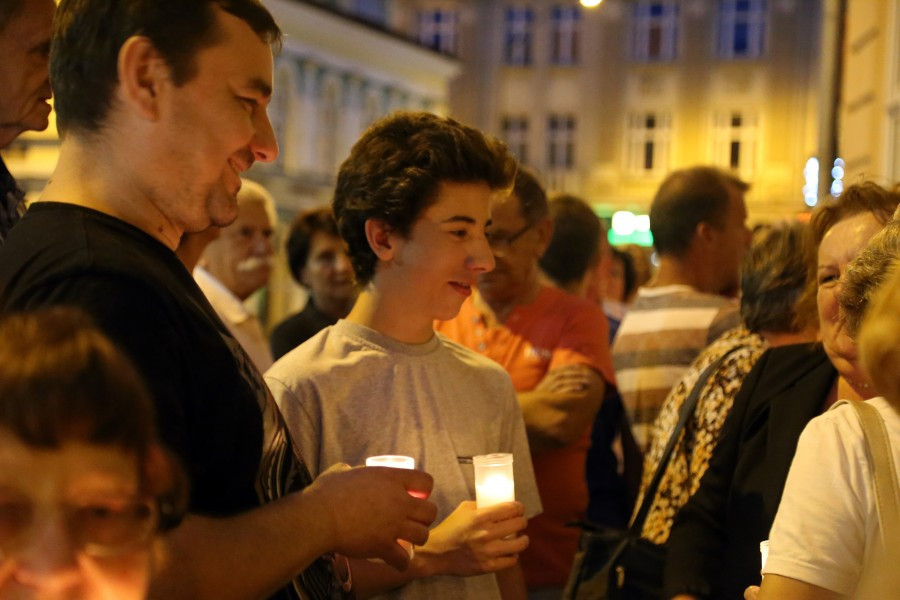 ?Nie ma wakacji od demokracji?. Poniedziałkowy ?Łańcuch światła? pod sanockim sądem [ZDJĘCIA, WIDEO]