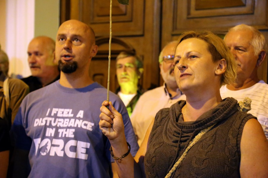 ?Nie ma wakacji od demokracji?. Poniedziałkowy ?Łańcuch światła? pod sanockim sądem [ZDJĘCIA, WIDEO]