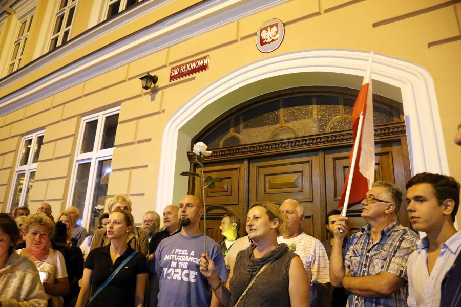 ?Nie ma wakacji od demokracji?. Poniedziałkowy ?Łańcuch światła? pod sanockim sądem [ZDJĘCIA, WIDEO]