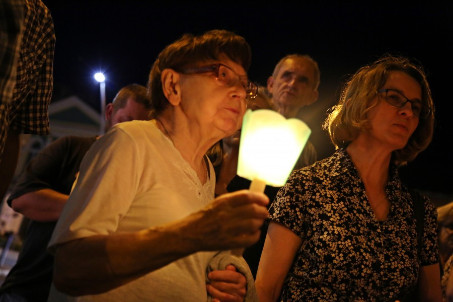 ?Nie ma wakacji od demokracji?. Poniedziałkowy ?Łańcuch światła? pod sanockim sądem [ZDJĘCIA, WIDEO]