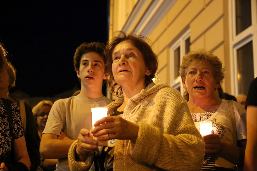 ?Nie ma wakacji od demokracji?. Poniedziałkowy ?Łańcuch światła? pod sanockim sądem [ZDJĘCIA, WIDEO]