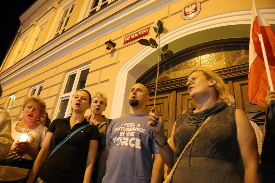 ?Nie ma wakacji od demokracji?. Poniedziałkowy ?Łańcuch światła? pod sanockim sądem [ZDJĘCIA, WIDEO]