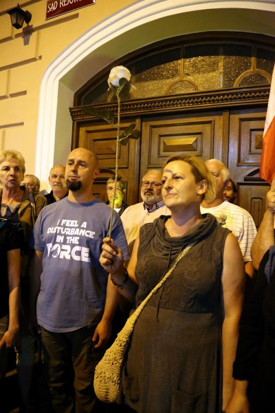 ?Nie ma wakacji od demokracji?. Poniedziałkowy ?Łańcuch światła? pod sanockim sądem [ZDJĘCIA, WIDEO]