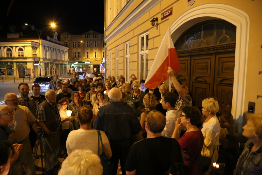 ?Nie ma wakacji od demokracji?. Poniedziałkowy ?Łańcuch światła? pod sanockim sądem [ZDJĘCIA, WIDEO]