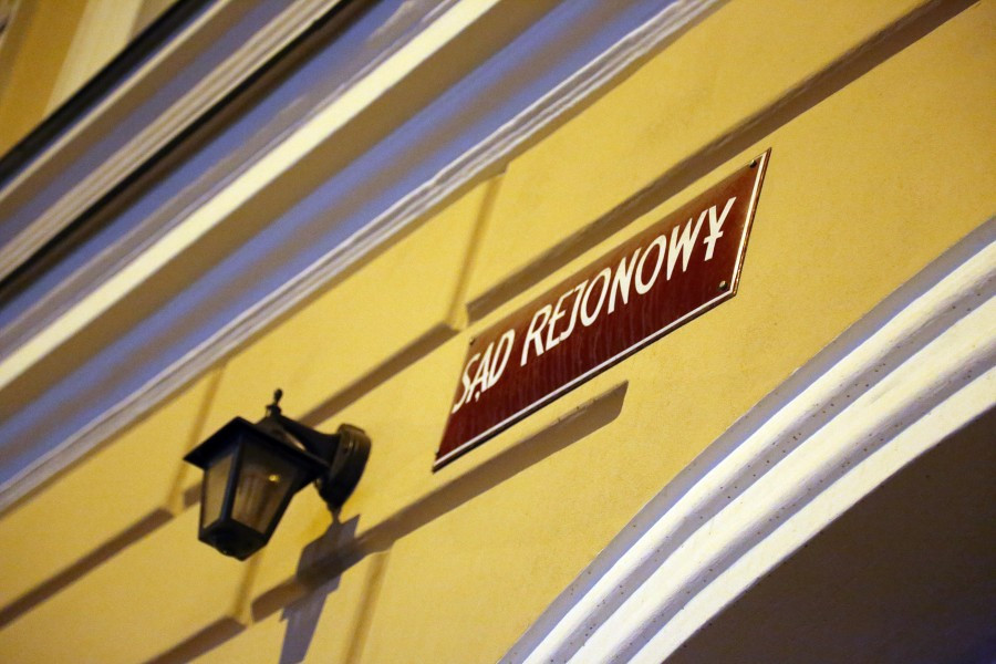 ?Nie ma wakacji od demokracji?. Poniedziałkowy ?Łańcuch światła? pod sanockim sądem [ZDJĘCIA, WIDEO]